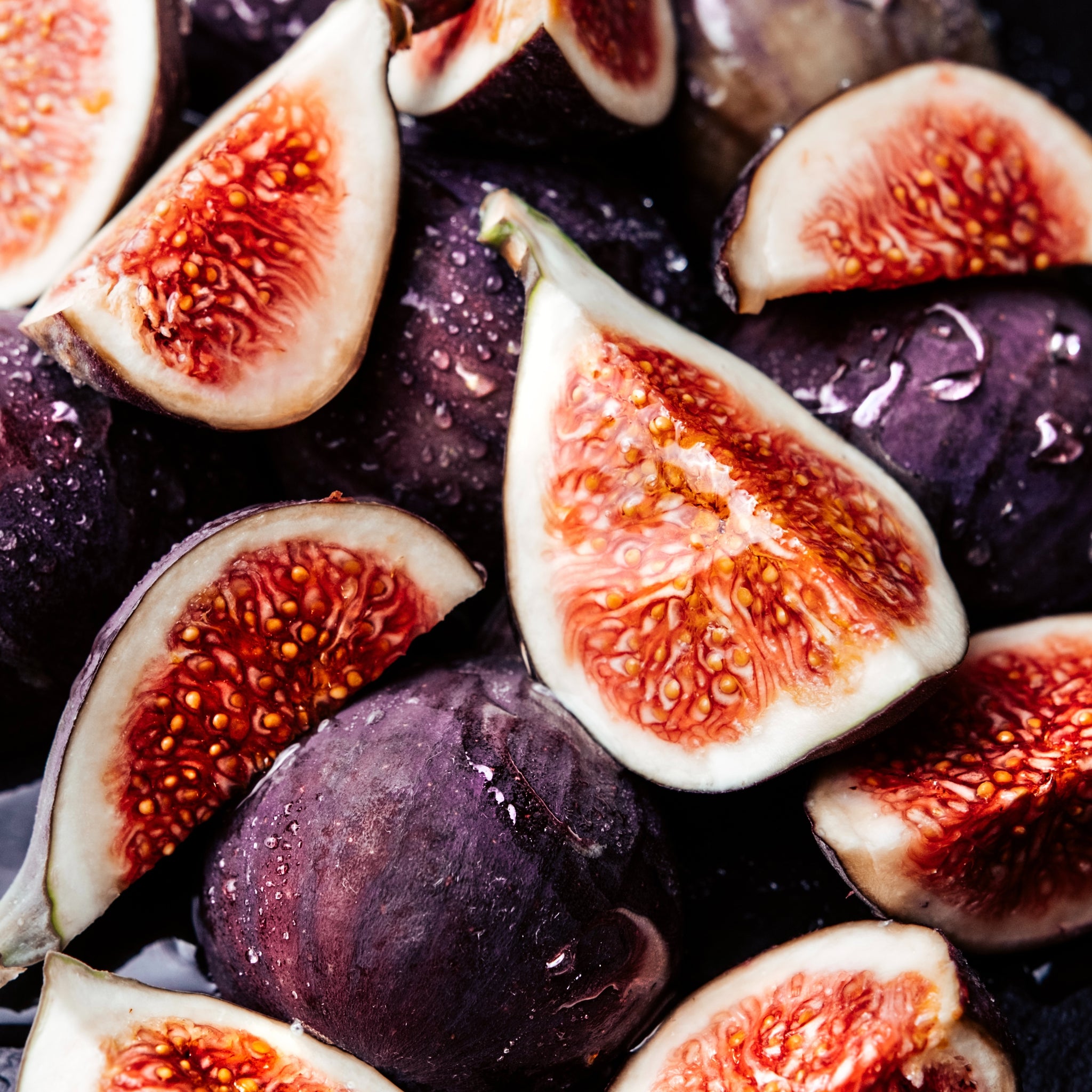 Close up mission black figs, evoking the woody & amber fragrance notes prominent in the Balneario Laconia candle